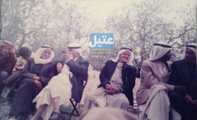 صورة نادرة وقديمة قبل 28 عاماً تجمع مجموعة من رجال عتيل في أحد الاعراس