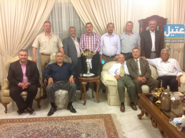 صورة اثناء زيارة اعضاء الهيئة الادارية لديوان اهالي عتيل في الاردن لبيت السيد فتحي الخلف (ابو بلال)
